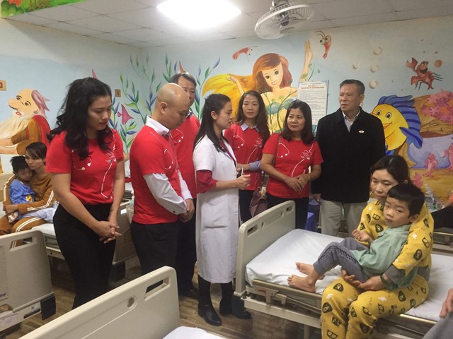 Trái tim cho em: Trao tặng lì xì Tết cho 30 bệnh nhi tim bẩm sinh bệnh viện Tim Hà Nội - Ảnh 1.