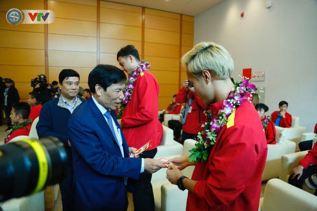 ẢNH: ĐT Việt Nam rạng rỡ ngày trở về sau thành công tại Asian Cup 2019 - Ảnh 13.