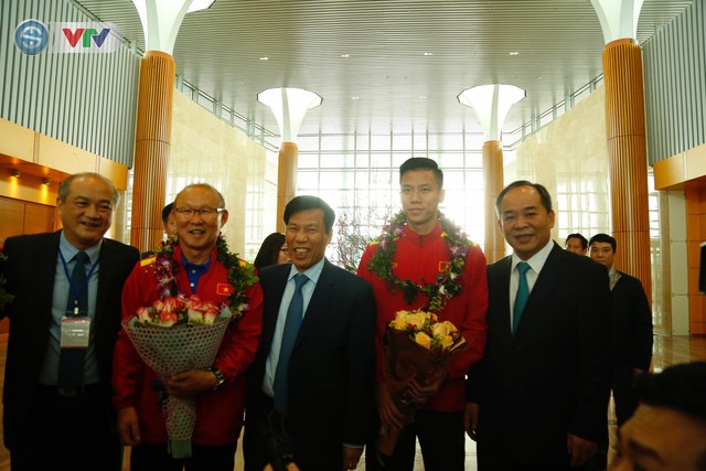 ẢNH: ĐT Việt Nam rạng rỡ ngày trở về sau thành công tại Asian Cup 2019 - Ảnh 11.