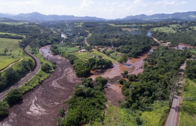 Vỡ đập hồ chứa chất thải khoáng sản ở Brazil, ít nhất 200 người mất tích - Ảnh 3.