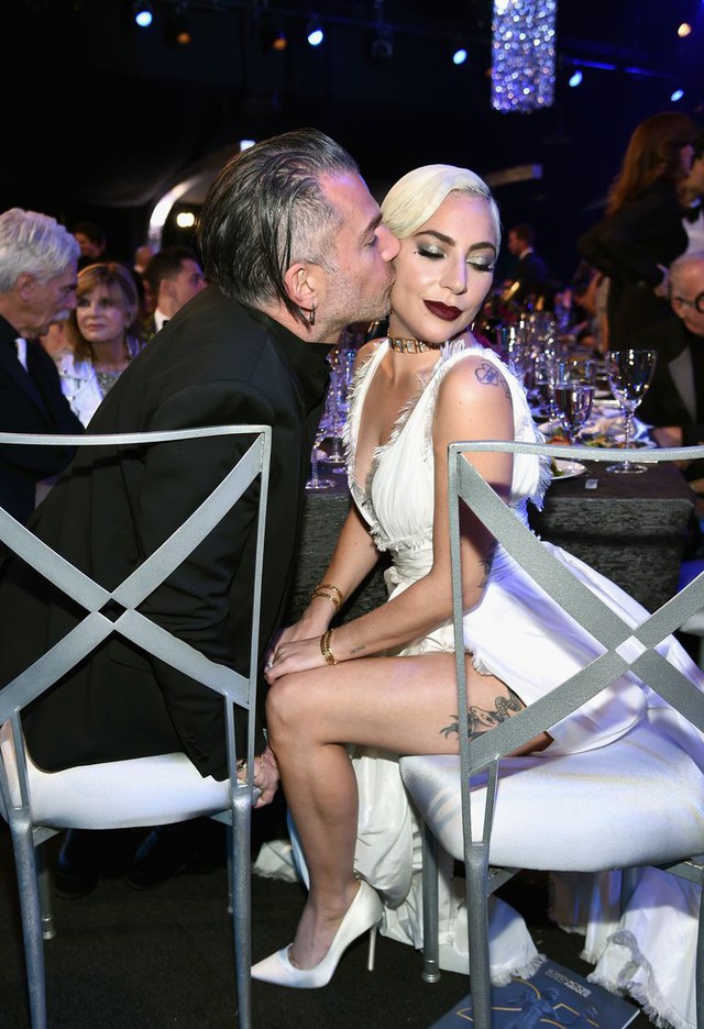 Lady Gaga tình tứ bên hôn phu 50 tuổi - Ảnh 3.