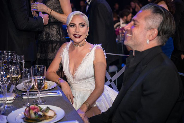 Lady Gaga tình tứ bên hôn phu 50 tuổi - Ảnh 5.