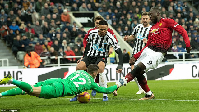 VIDEO, Newcastle Utd 0-2 Manchester Utd: Lukaku sắm vai siêu dự bị - Ảnh 2.