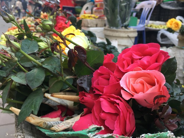 Ngày giáp Tết, mọi góc phố Hà Nội đều biến thành chợ hoa - Ảnh 14.