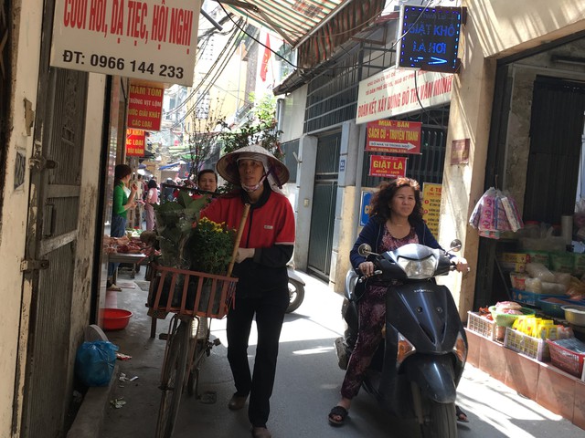 Ngày giáp Tết, mọi góc phố Hà Nội đều biến thành chợ hoa - Ảnh 11.