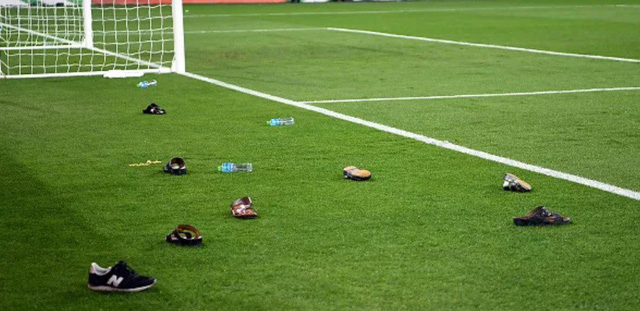 Cay cú vì thua ĐT Qatar, CĐV UAE ném cả dây chuyền vàng xuống sân - Ảnh 1.