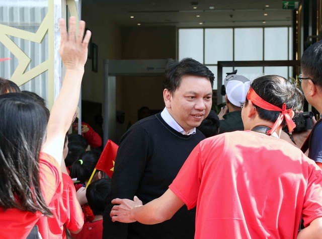 Thầy trò HLV Park Hang-seo tới UAE trong sự chào đón cuồng nhiệt của CĐV Việt Nam - Ảnh 6.