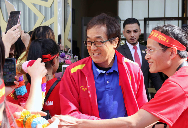 Thầy trò HLV Park Hang-seo tới UAE trong sự chào đón cuồng nhiệt của CĐV Việt Nam - Ảnh 7.