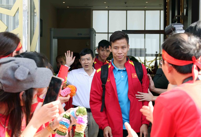 Thầy trò HLV Park Hang-seo tới UAE trong sự chào đón cuồng nhiệt của CĐV Việt Nam - Ảnh 9.
