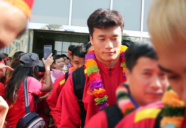 Thầy trò HLV Park Hang-seo tới UAE trong sự chào đón cuồng nhiệt của CĐV Việt Nam - Ảnh 11.