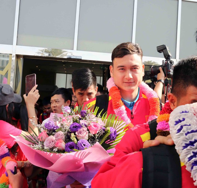 Thầy trò HLV Park Hang-seo tới UAE trong sự chào đón cuồng nhiệt của CĐV Việt Nam - Ảnh 12.