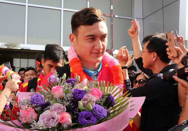 Thầy trò HLV Park Hang-seo tới UAE trong sự chào đón cuồng nhiệt của CĐV Việt Nam - Ảnh 13.