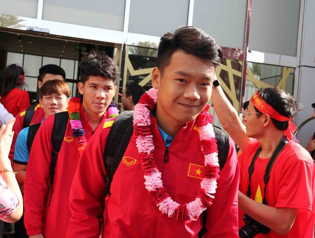 Thầy trò HLV Park Hang-seo tới UAE trong sự chào đón cuồng nhiệt của CĐV Việt Nam - Ảnh 18.