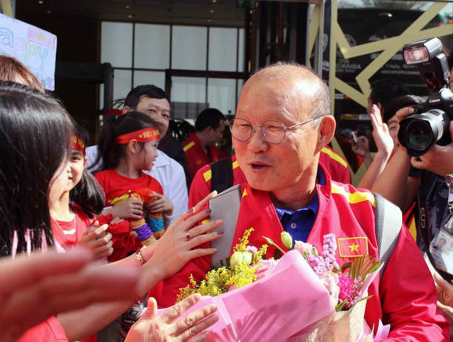Thầy trò HLV Park Hang-seo tới UAE trong sự chào đón cuồng nhiệt của CĐV Việt Nam - Ảnh 21.