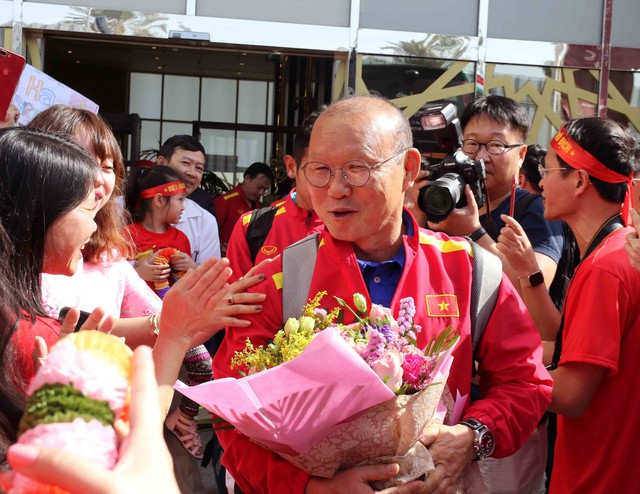 Thầy trò HLV Park Hang-seo tới UAE trong sự chào đón cuồng nhiệt của CĐV Việt Nam - Ảnh 22.