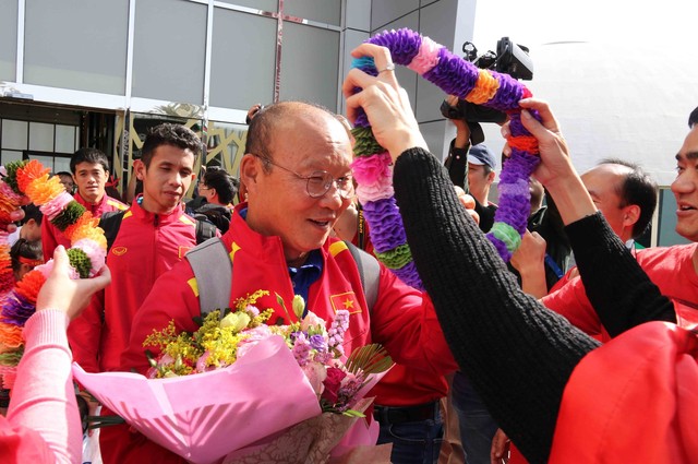 Thầy trò HLV Park Hang-seo tới UAE trong sự chào đón cuồng nhiệt của CĐV Việt Nam - Ảnh 23.