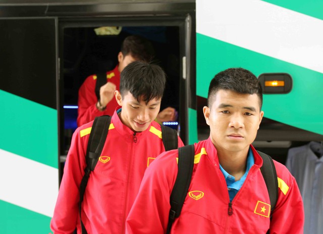 Thầy trò HLV Park Hang-seo tới UAE trong sự chào đón cuồng nhiệt của CĐV Việt Nam - Ảnh 29.