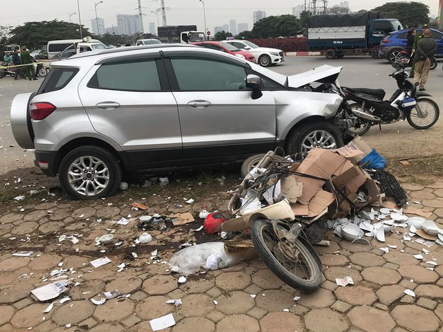 TNGT nghiêm trọng ở Hà Nội: Xe ô tô mất lái, 2 người tử vong - Ảnh 1.