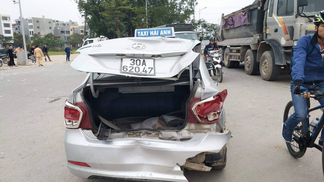 TNGT nghiêm trọng ở Hà Nội: Xe ô tô mất lái, 2 người tử vong - Ảnh 3.