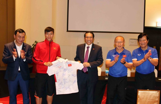 Đại sứ Việt Nam tại UAE tới thăm, khích lệ tinh thần thầy trò HLV Park Hang-seo - Ảnh 1.