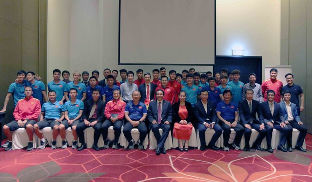 Đại sứ Việt Nam tại UAE tới thăm, khích lệ tinh thần thầy trò HLV Park Hang-seo - Ảnh 3.