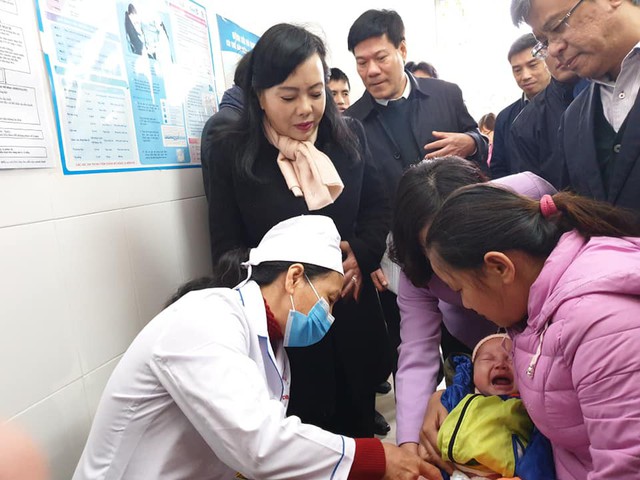 Bộ trưởng Bộ Y tế kiểm tra tiêm chủng vaccine ComBE Five tại trạm y tế xã - Ảnh 1.
