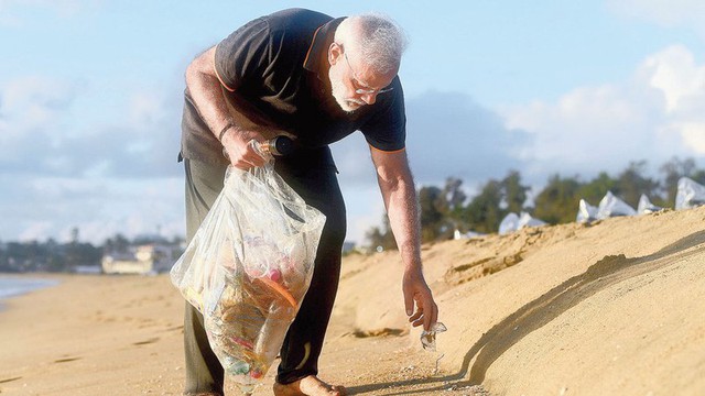 Thủ tướng Ấn Độ Narendra Modi đi chân trần nhặt rác trên bãi biển - Ảnh 1.