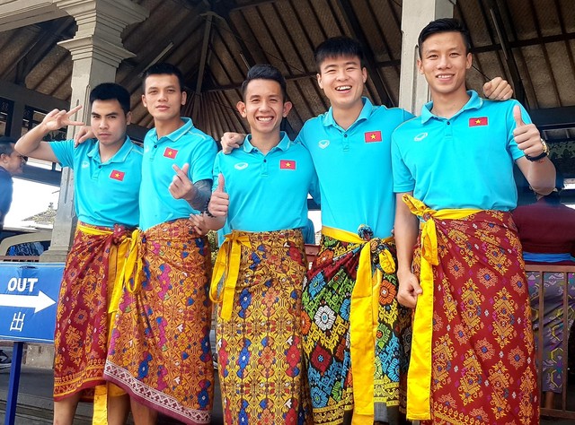 ĐT Việt Nam thích thú mặc váy đi thăm đền tại Bali - Ảnh 1.