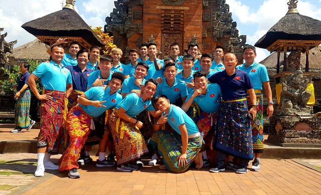 ĐT Việt Nam thích thú mặc váy đi thăm đền tại Bali - Ảnh 2.