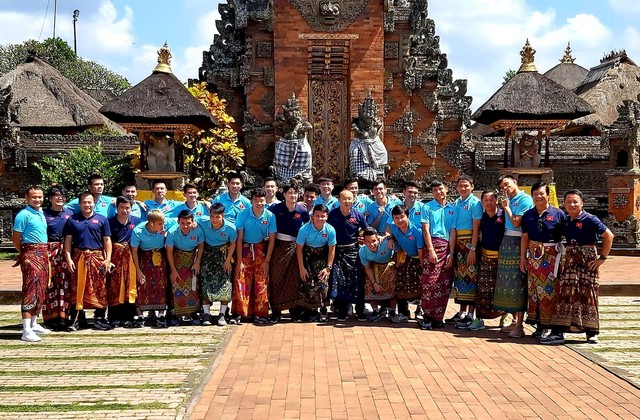 ĐT Việt Nam thích thú mặc váy đi thăm đền tại Bali - Ảnh 3.
