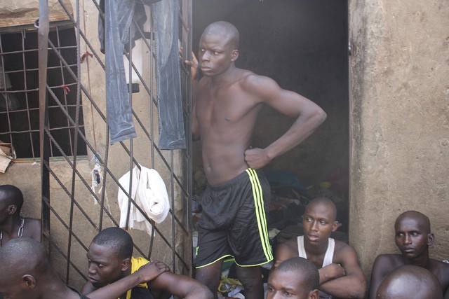 Nigeria: Giải cứu gần 150 học sinh bị tra tấn tại trường học - Ảnh 3.