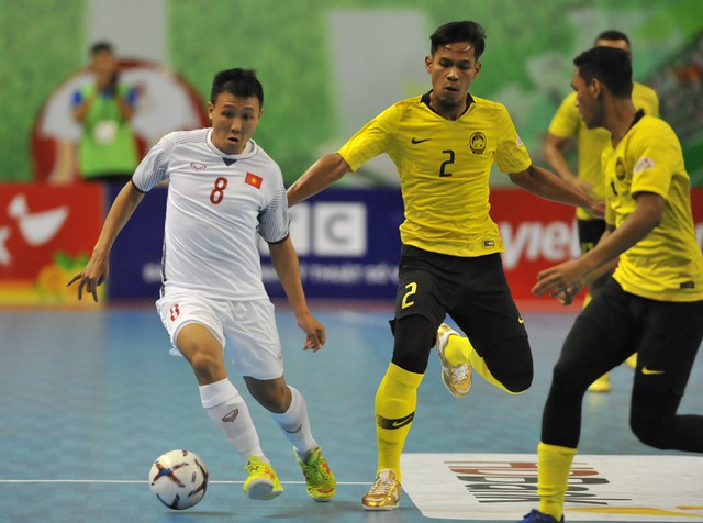 Phá dớp trước Malaysia, ĐT futsal Việt Nam gặp ĐKVĐ Thái Lan ở bán kết - Ảnh 1.