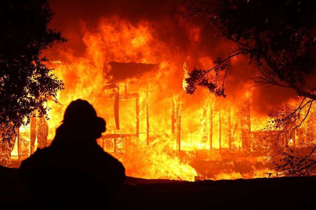 Cháy rừng khủng khiếp tại Mỹ, hàng ngàn người phải sơ tán khẩn cấp - Ảnh 6.