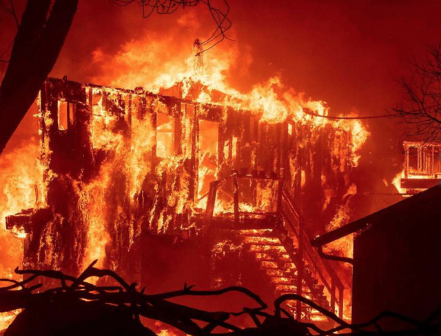 Cháy rừng khủng khiếp tại Mỹ, hàng ngàn người phải sơ tán khẩn cấp - Ảnh 2.
