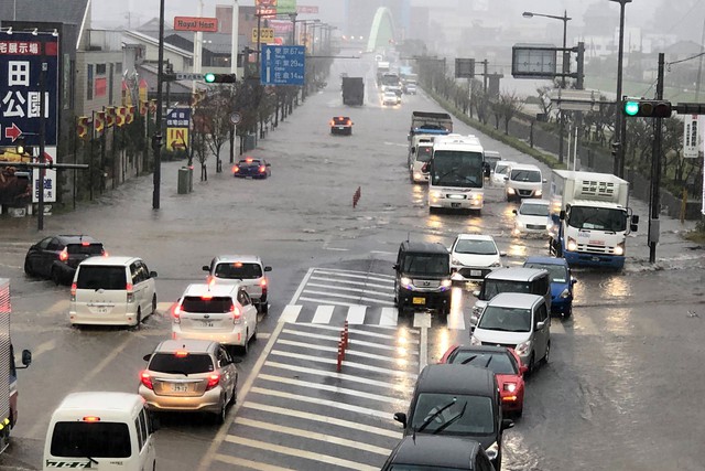 Số người chết do mưa lũ ở Nhật Bản tăng cao - Ảnh 3.