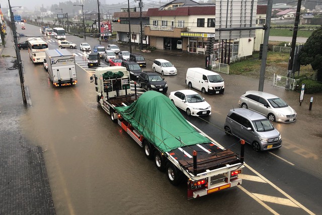 Số người chết do mưa lũ ở Nhật Bản tăng cao - Ảnh 4.