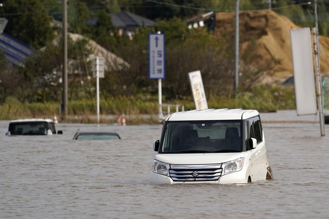 Số người chết do mưa lũ ở Nhật Bản tăng cao - Ảnh 8.