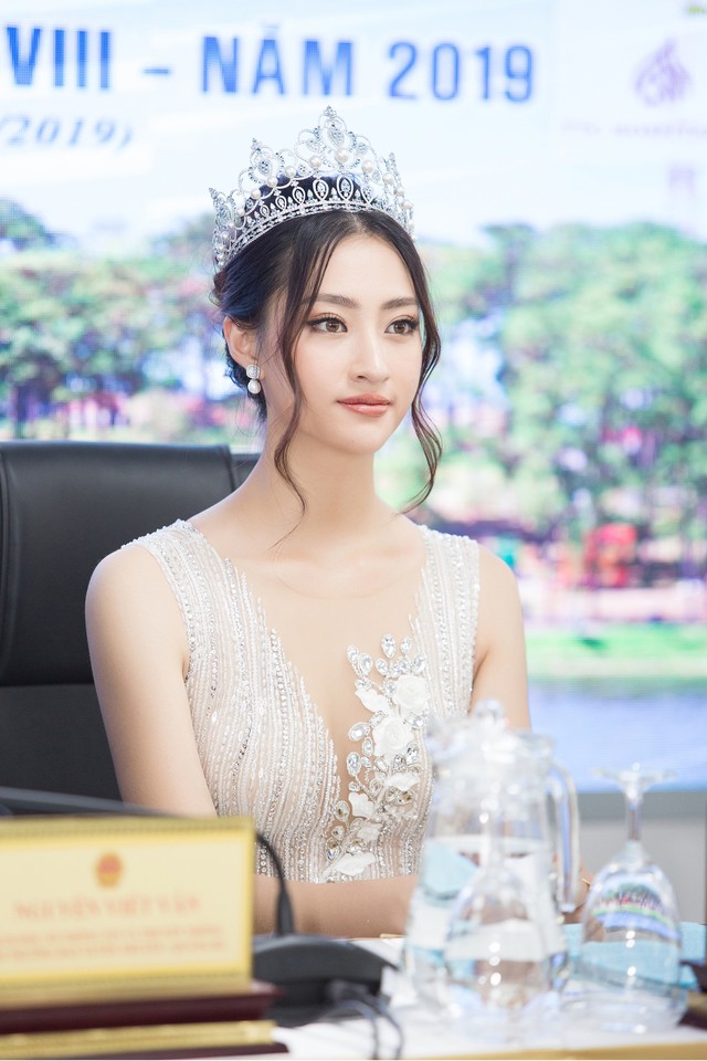 Hoa hậu Lương Thuỳ Linh trở thành Đại sứ Festival Hoa Đà Lạt 2019 - Ảnh 2.