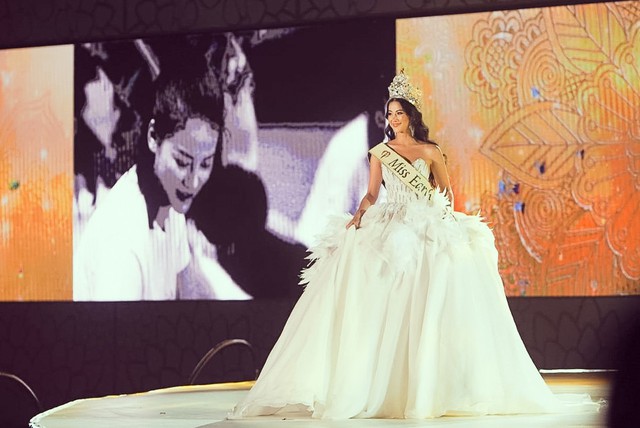 Khoảnh khắc Phương Khánh trao lại vương miện Hoa hậu Trái đất cho người đẹp Puerto Rico - Ảnh 3.