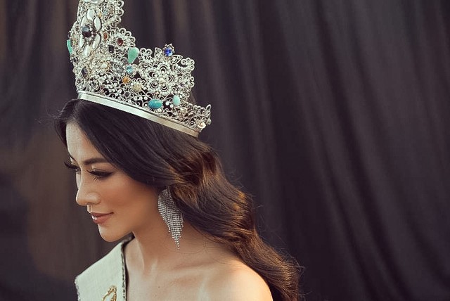 Khoảnh khắc Phương Khánh trao lại vương miện Hoa hậu Trái đất cho người đẹp Puerto Rico - Ảnh 4.