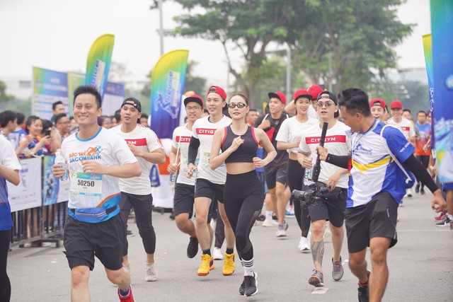 Minh Hằng “nhào lộn” cùng dàn trai 6 múi gây náo loạn trên đường chạy marathon - Ảnh 9.