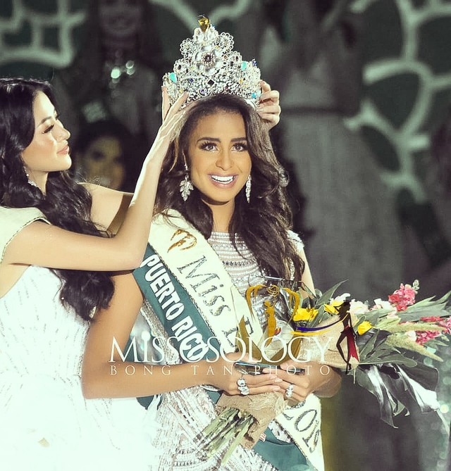 Khoảnh khắc Phương Khánh trao lại vương miện Hoa hậu Trái đất cho người đẹp Puerto Rico - Ảnh 1.
