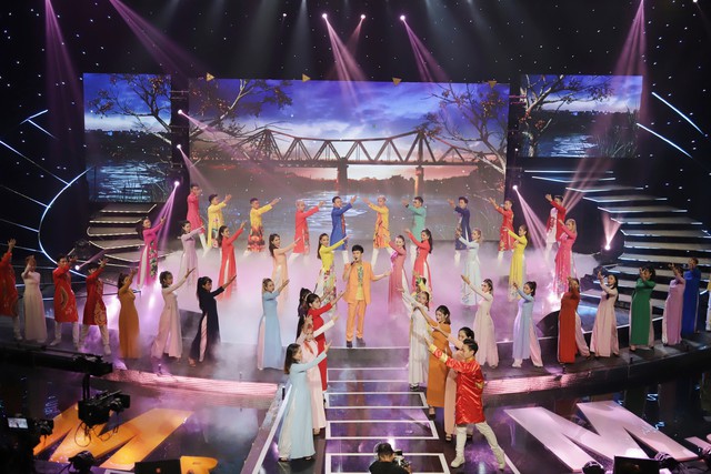 Top 12 Mr&Miss - Gương mặt sinh viên 2019 tỏa sáng với áo dài truyền thống - Ảnh 1.