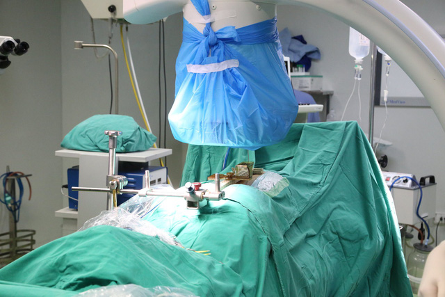 Bệnh viện tuyến tỉnh đầu tiên phẫu thuật cột sống bằng robot - Ảnh 1.