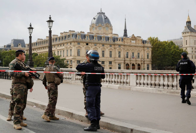 4 cảnh sát thiệt mạng trong vụ tấn công bằng dao tại Paris - Ảnh 2.