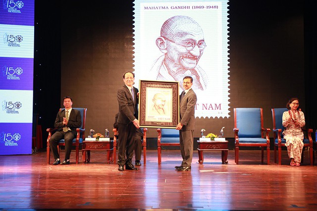 Phát hành bộ tem đặc biệt kỷ niệm 150 năm sinh Mahatma Gandhi - Ảnh 3.