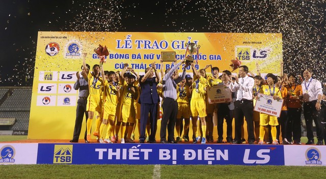 Giải Bóng đá nữ VĐQG 2019: Vượt qua Phong Phú Hà Nam, CLB Hà Nội giành ngôi á quân - Ảnh 3.
