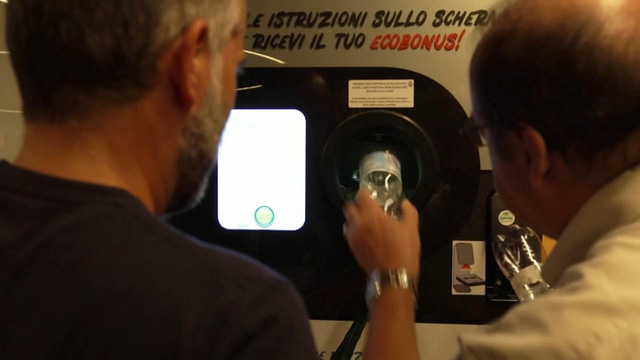 Đổi rác nhựa lấy vé tàu điện ngầm tại Rome, Italy - Ảnh 1.