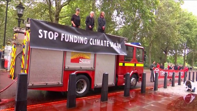 Phun sơn đỏ kêu gọi ứng phó biến đổi khí hậu tại Anh - Ảnh 1.