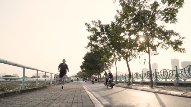 Chàng trai đẩy theo mẹ ngồi xe lăn chạy bộ, gây xúc động trong tập 4 Revive Marathon xuyên Việt - Ảnh 5.